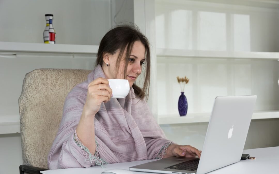 Photo Woman laptop insurance