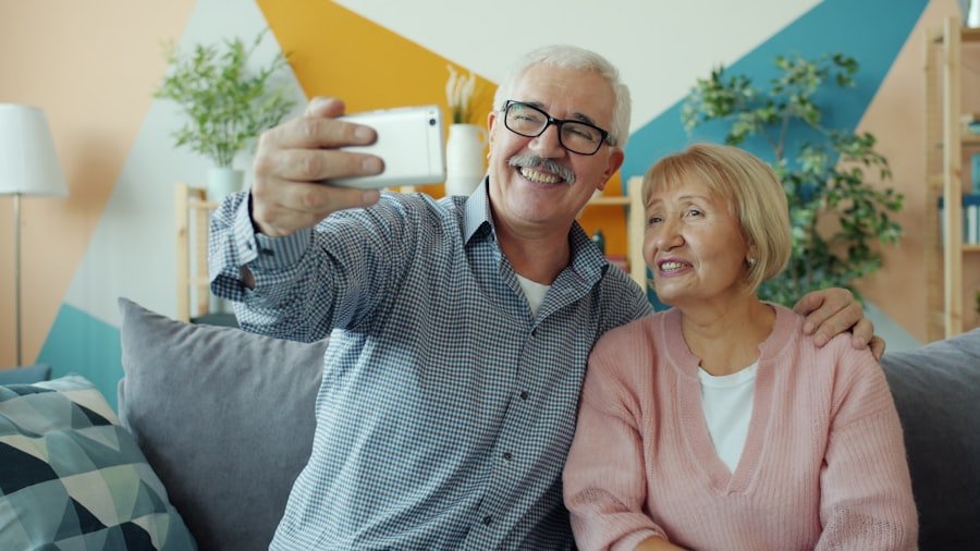 Photo Elderly couple smiling
