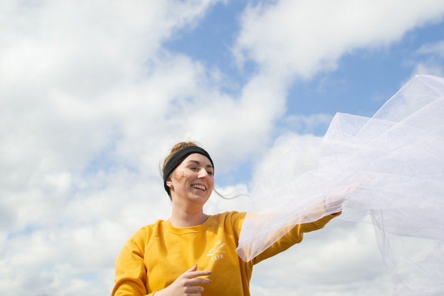 Photo Woman holding documents