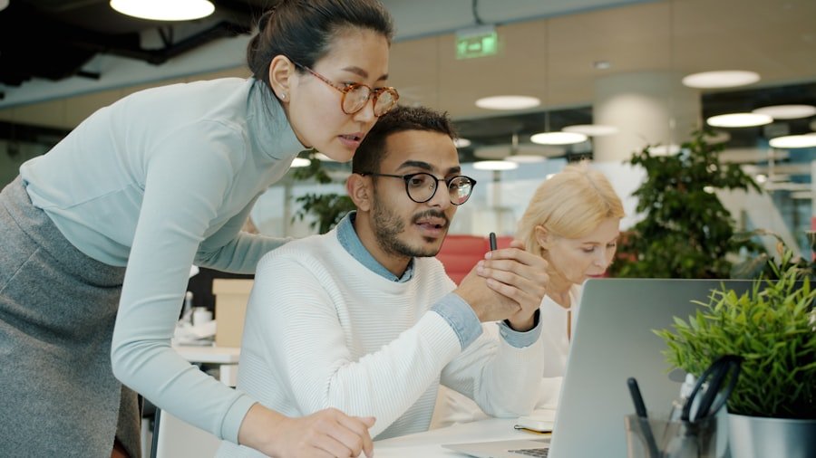 Photo Office workers discussion