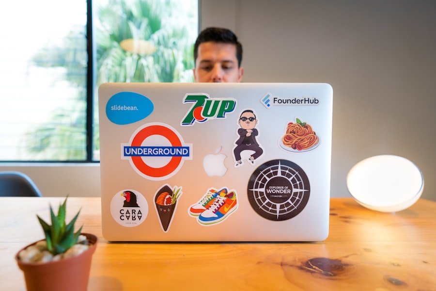 Photo Business traveler laptop
