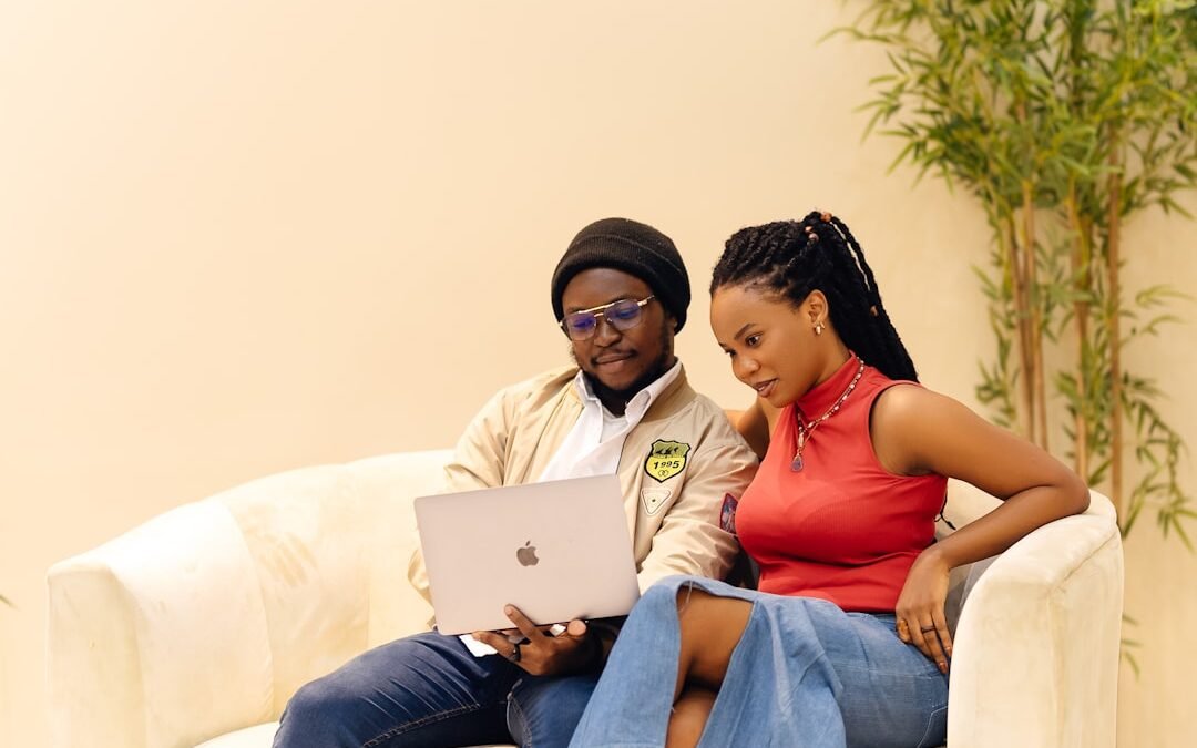 Photo Couple laptop couch