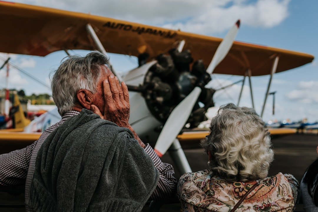Photo Elderly couple airport