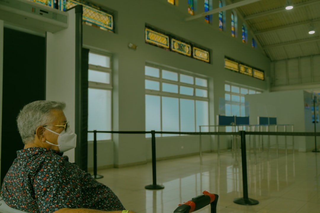 Photo Elderly couple airport